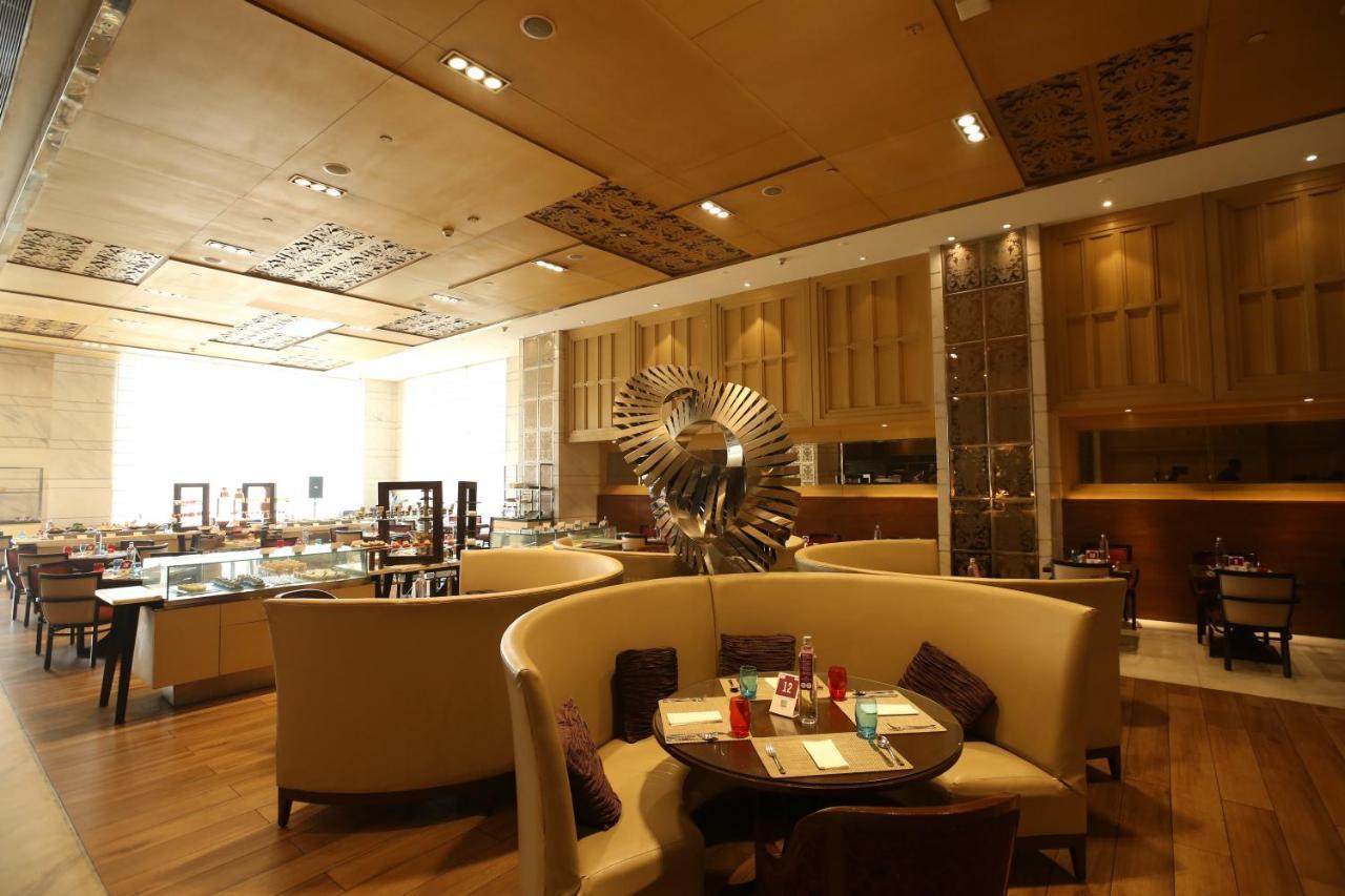 Crowne Plaza New Delhi Mayur Vihar Noida By Ihg Luaran gambar The interior of the restaurant