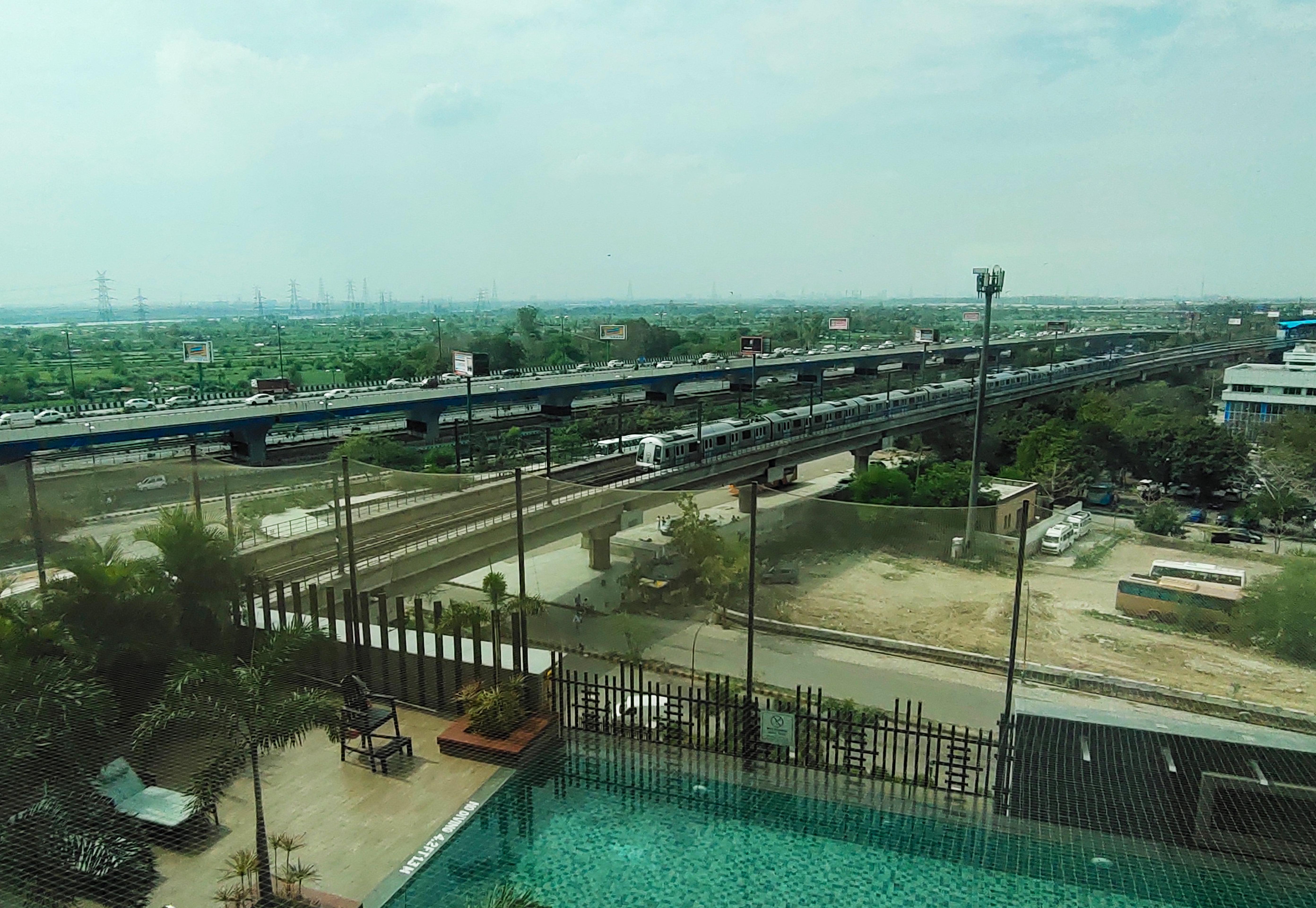 Crowne Plaza New Delhi Mayur Vihar Noida By Ihg Luaran gambar The station from a distance
