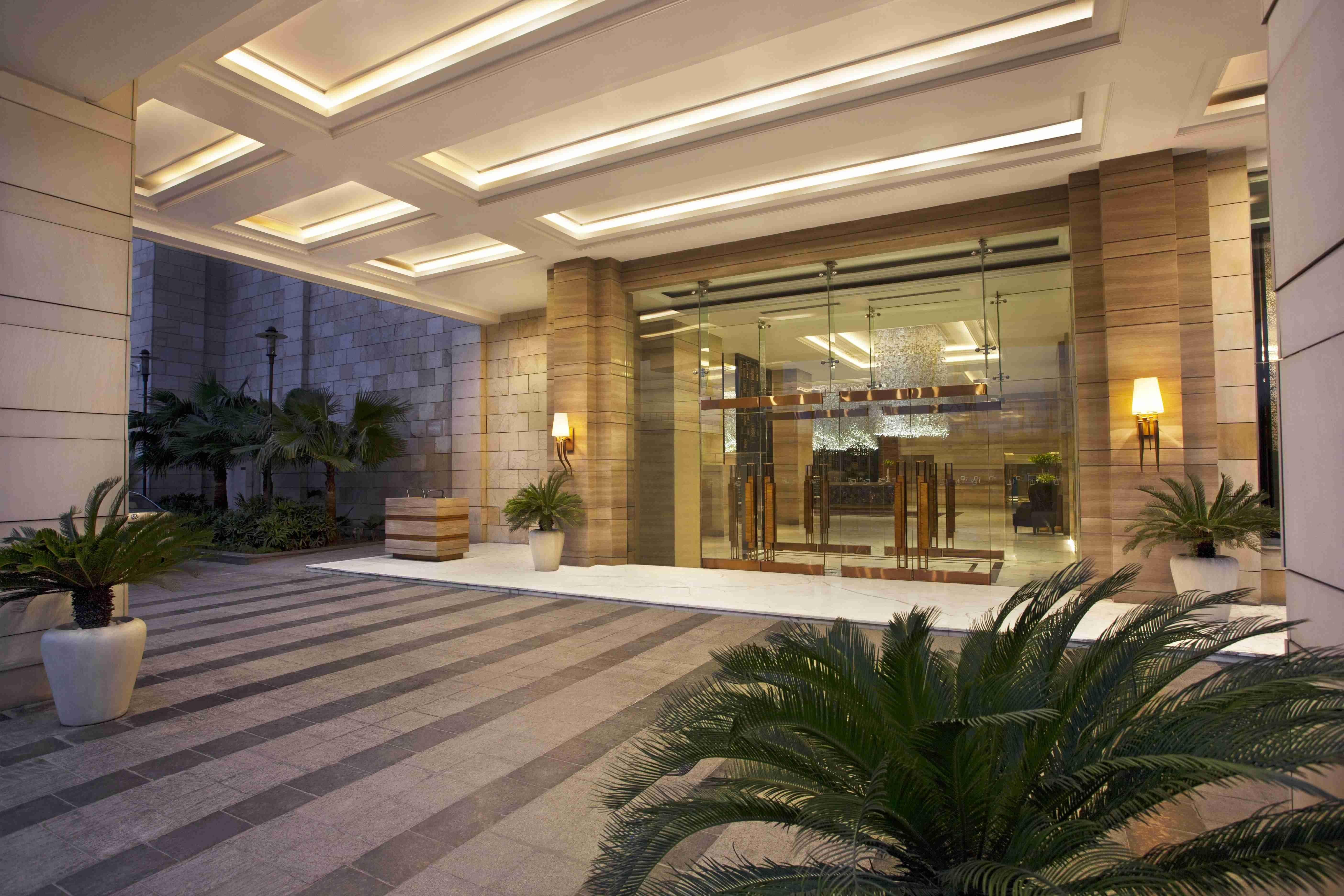 Crowne Plaza New Delhi Mayur Vihar Noida By Ihg Luaran gambar The entrance of the hotel