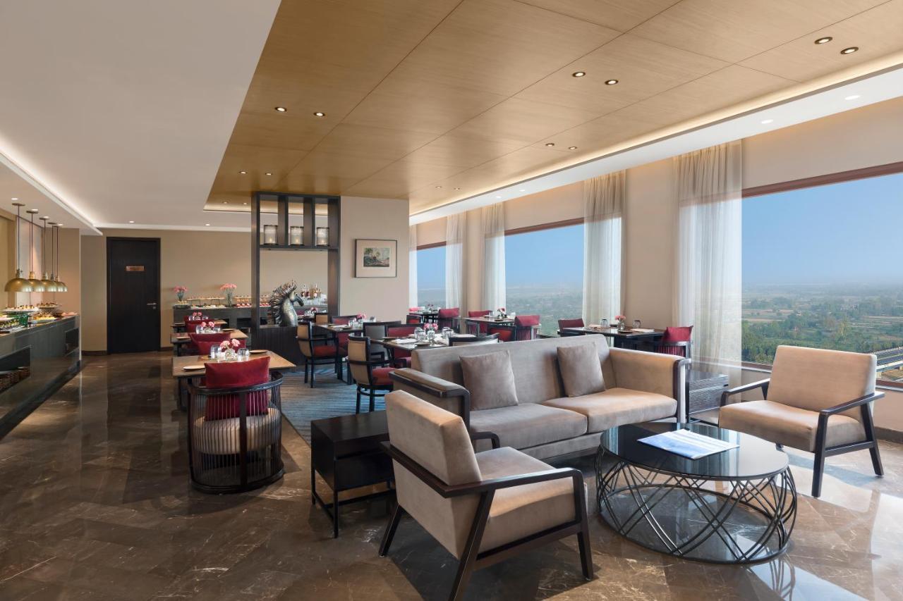 Crowne Plaza New Delhi Mayur Vihar Noida By Ihg Luaran gambar Club Lounge at the hotel