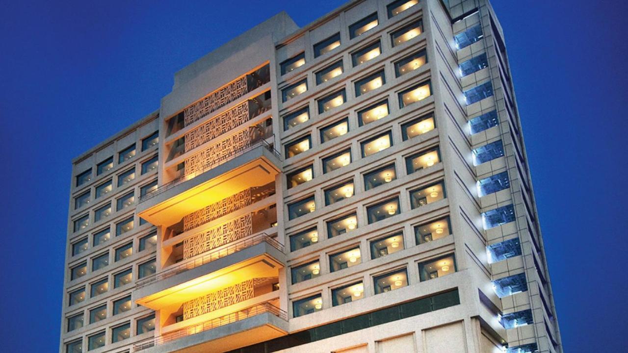 Crowne Plaza New Delhi Mayur Vihar Noida By Ihg Luaran gambar The hotel at night