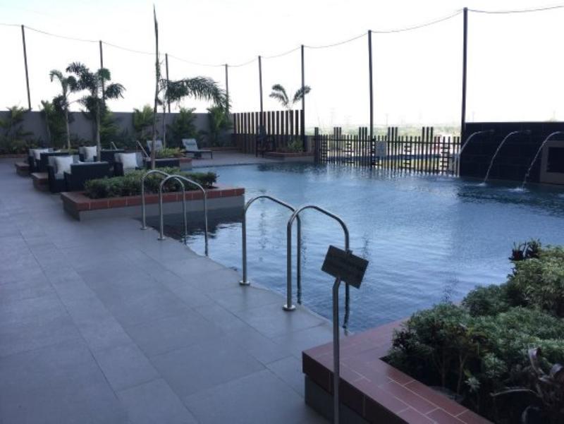 Crowne Plaza New Delhi Mayur Vihar Noida By Ihg Luaran gambar The pool at the 10th floor of the hotel