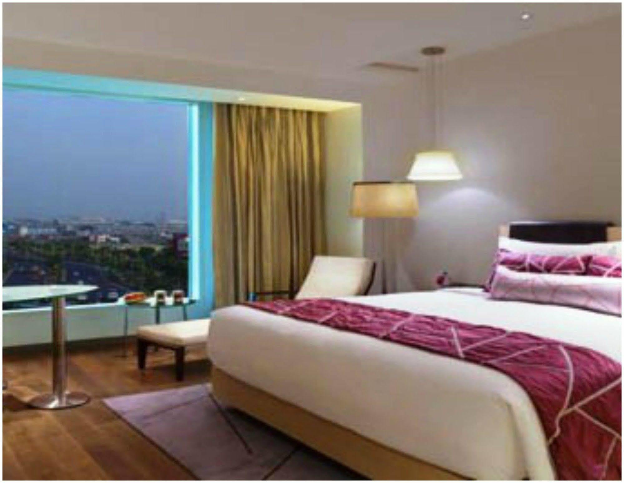 Crowne Plaza New Delhi Mayur Vihar Noida By Ihg Luaran gambar A room at the hotel